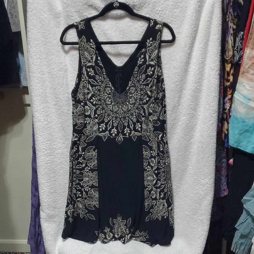 VENUS Black and White Midi Dress